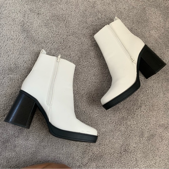 EUC WHITE MONOCHROME PLATFORM BOOTS - Picture 3 of 4